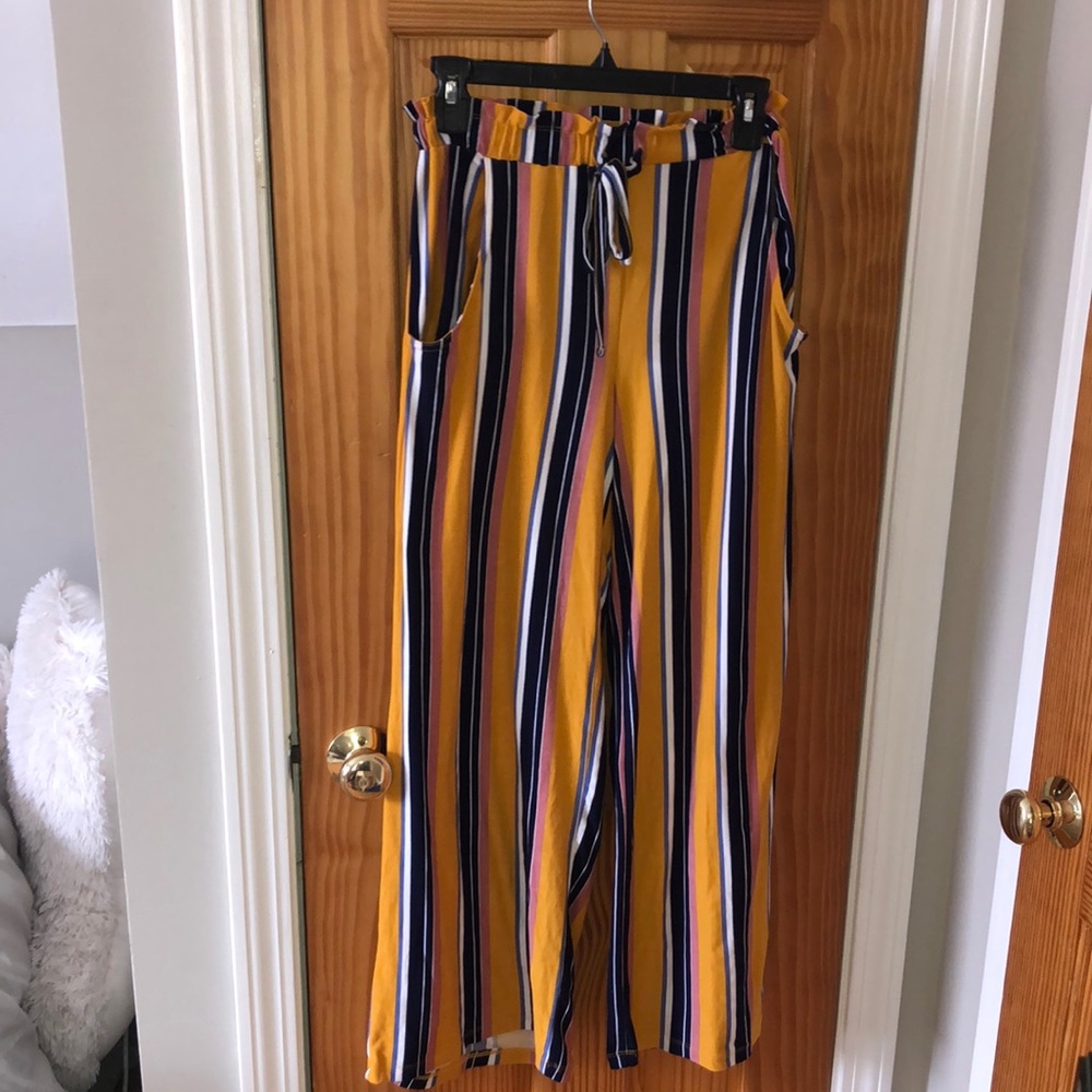 Wide leg paper bag pants! 💙 💛 🖤